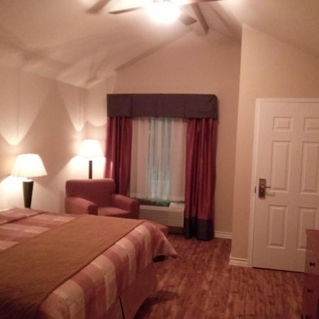 Fieldhouse Inn & Conference Center Kenedy 外观 照片