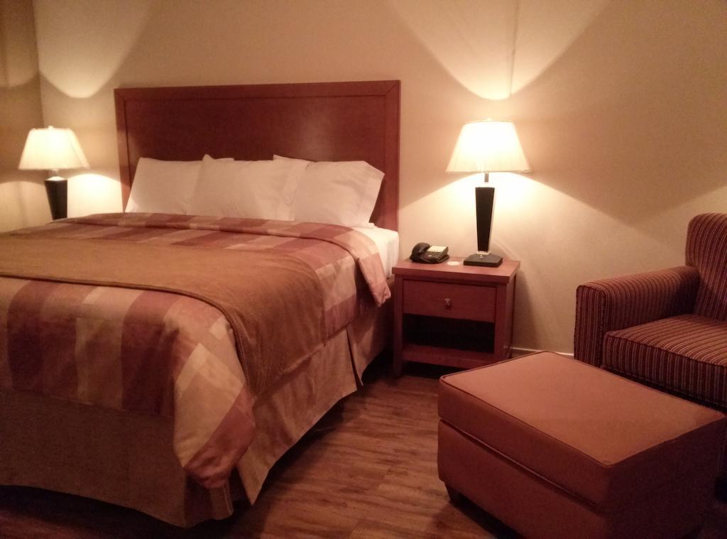 Fieldhouse Inn & Conference Center Kenedy 客房 照片